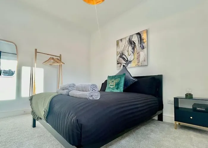 Cozy & Spacious 3-Bedroom Home By Tailored Accommodation