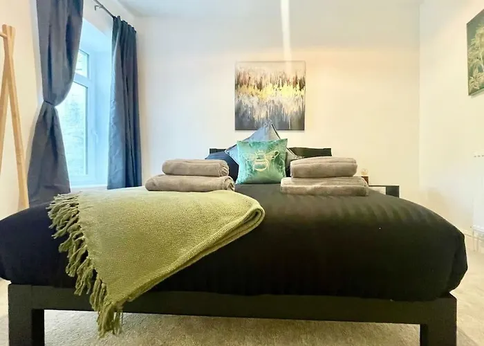Cozy & Spacious 3-Bedroom Home By Tailored Accommodation